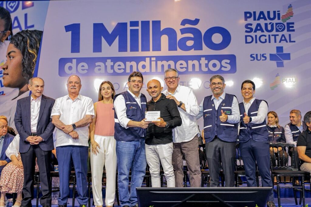 Enfermagem que é destaque: Enfermeiro Carlos Alberto é homenageado pelo ministro da Saúde e governador do Piauí por atuação na Saúde Digital