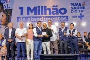 Enfermagem que é destaque: Enfermeiro Carlos Alberto é homenageado pelo ministro da Saúde e governador do Piauí por atuação na Saúde Digital