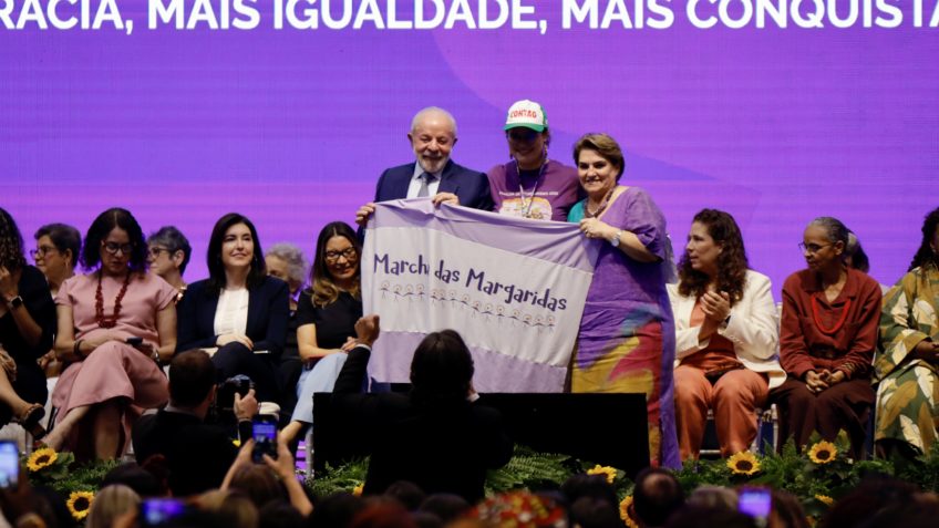 Lula sanciona lei que estende licença-maternidade em caso de internação prolongada
