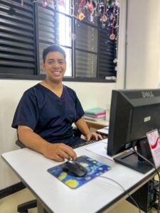 ESSENCIAIS EM TODAS AS FRENTES DO CUIDADO: Conheça a trajetória de André Windson e como sua história representa o protagonismo dos Técnicos de Enfermagem